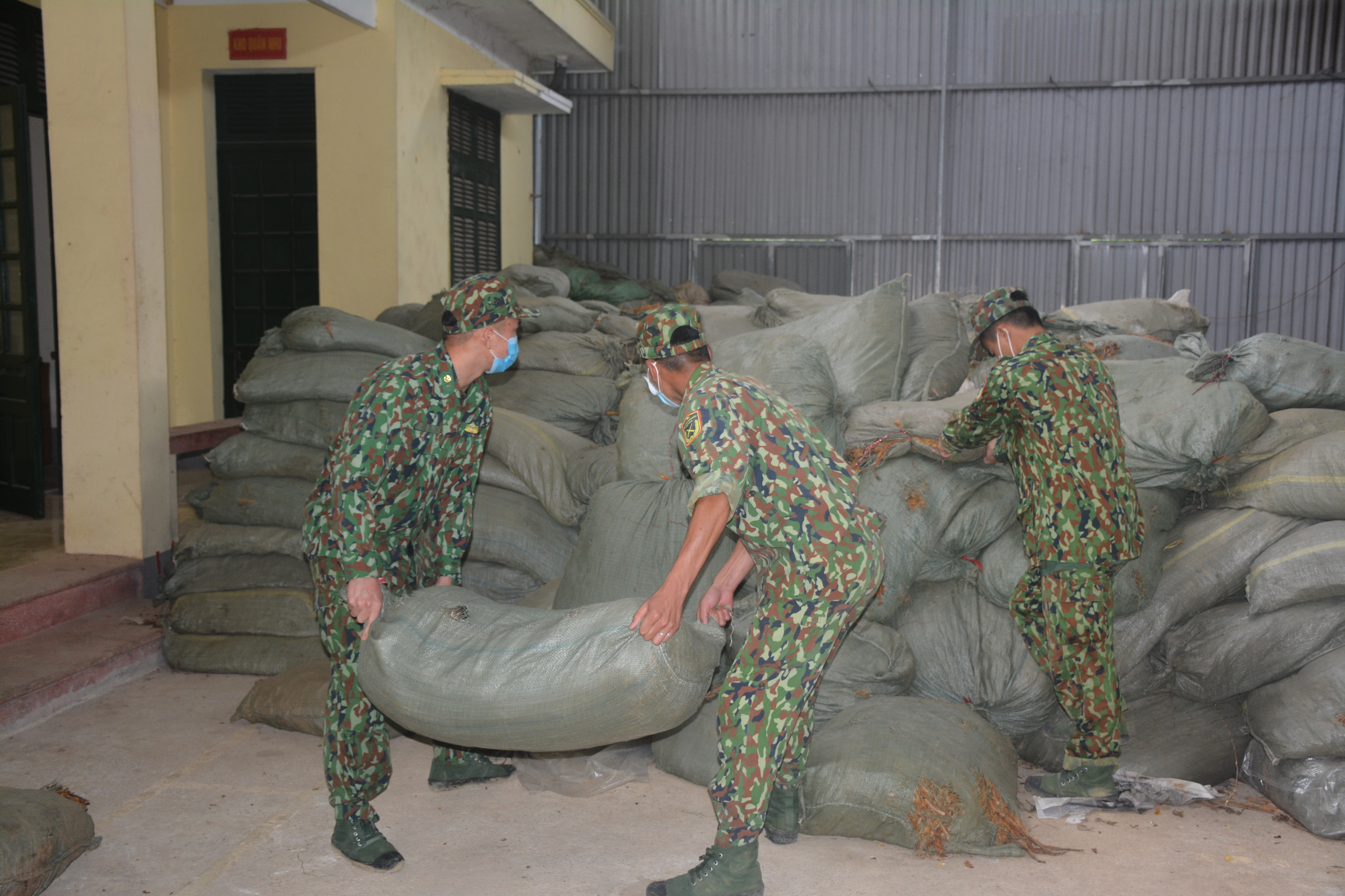 Bài 2: Sớm tháo gỡ những bất cập